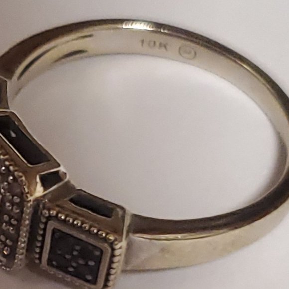 Black & White Diamond Ring - Picture 3 of 4